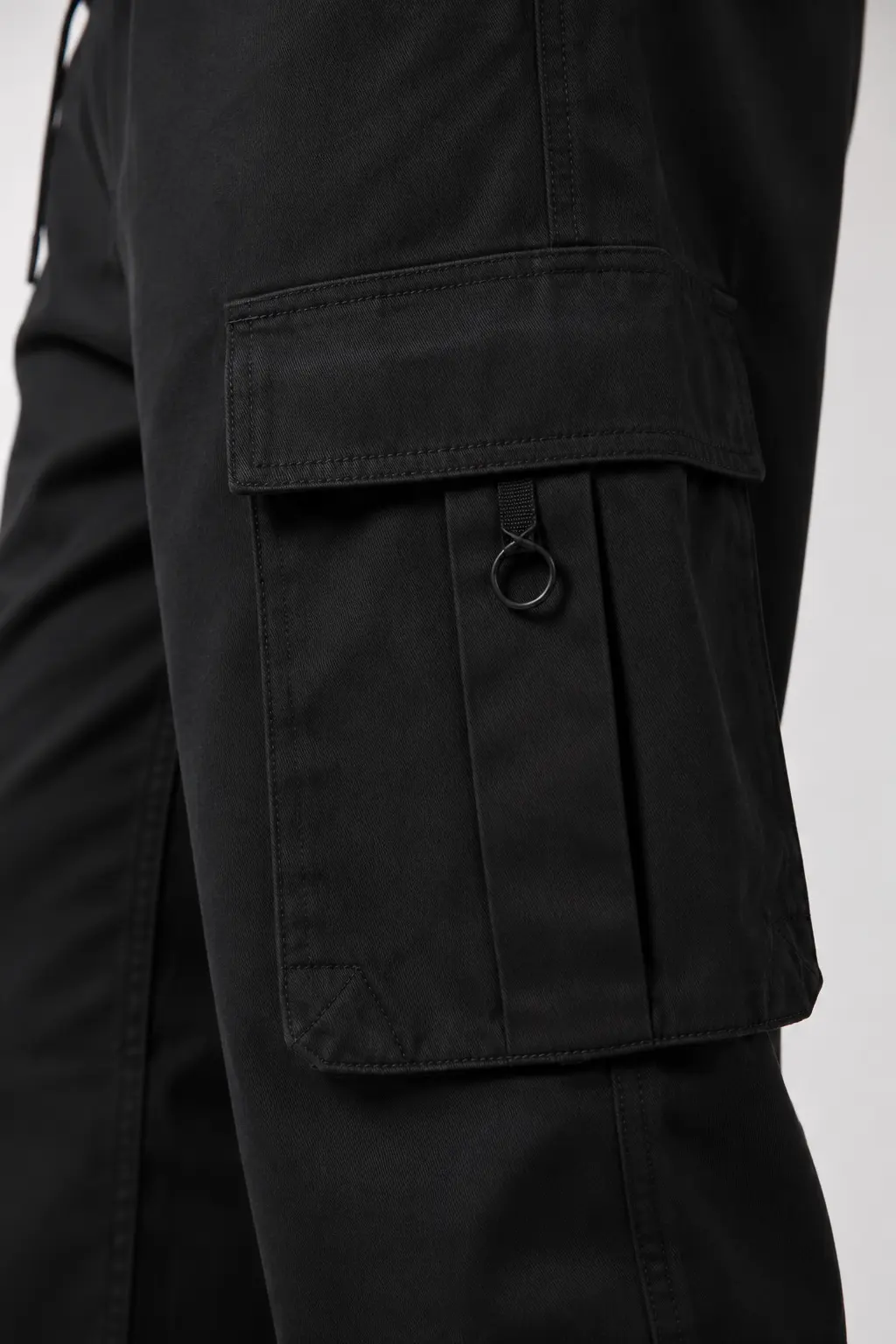 Urban style black cargo pants for men casual fashion wear